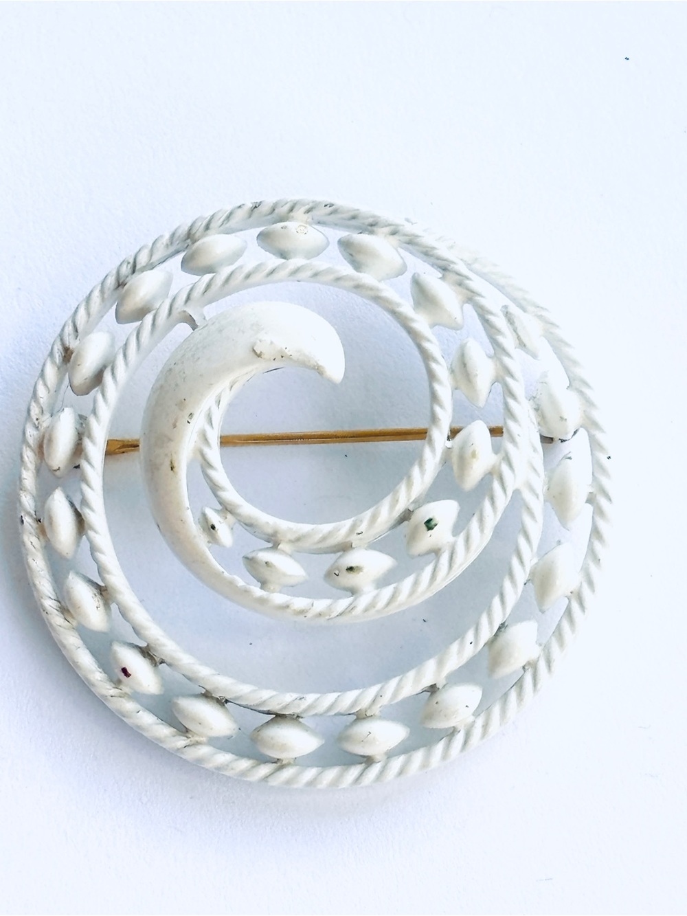 Vintage Crown Trifari Signed White Enamel Swirl Brooch 1960s Gold Tone